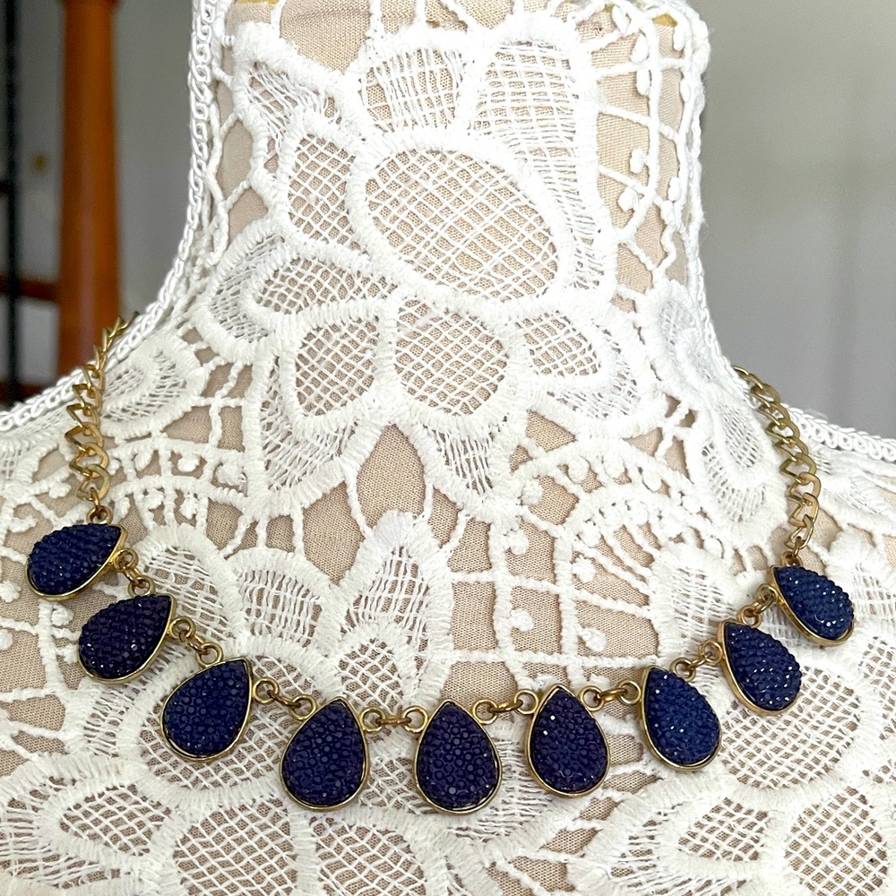 🎈3/$20 Blue on gold teardrop choker necklace
